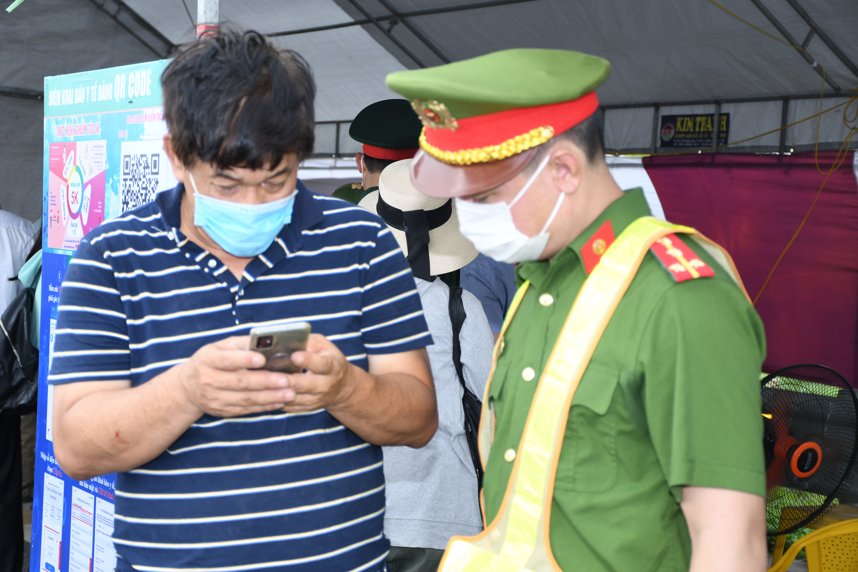 Tăng cường tuyên truyền, hướng dẫn các tổ chức, cá nhân trên địa bàn thành phố khai báo y tế và quét mã QR từ PC-COVID